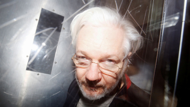 Julian Assange mourra-t-il en prison, où le coronavirus fait rage ?